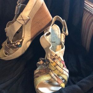 Multicolor platform sandle